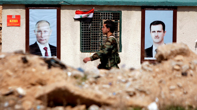 חייל סורי הנאמן לנשיא בשאר אל-אסד נראה מחוץ לגאוטה המזרחית (צילום: רויטרס)