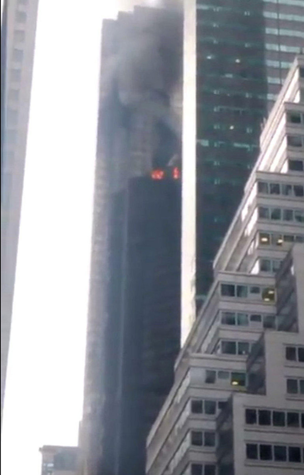 שריפה במגדל טראמפ שבניו יורק (צילום: רויטרס)