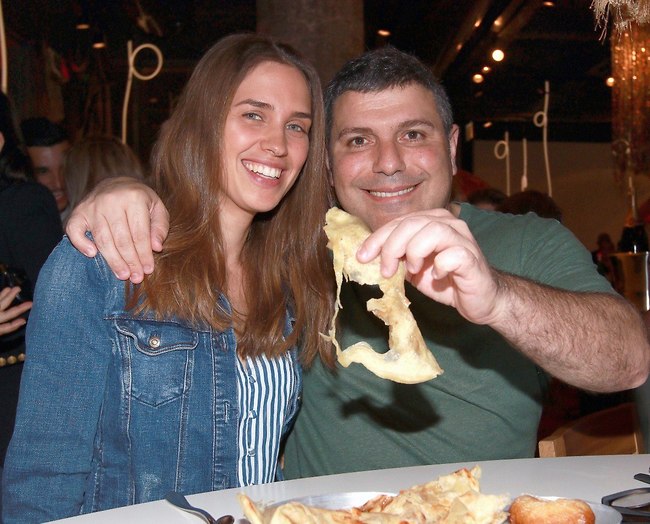 בתיאבון חמודים. טדי שגיא ויעל ניזרי חוגגים (צילום: ענת מוסברג) בתיאבון חמודים. טדי שגיא ויעל ניזרי חוגגים (צילום: ענת מוסברג)
