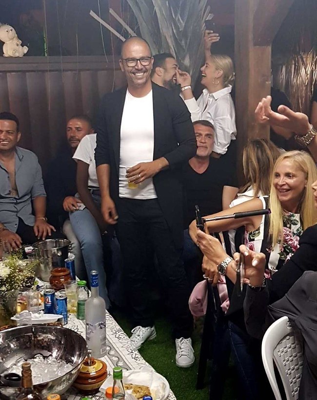 איזו מסיבה! חיים רביבו והאורחים (צילום: אמיר מאירי) איזו מסיבה! חיים רביבו והאורחים (צילום: אמיר מאירי)