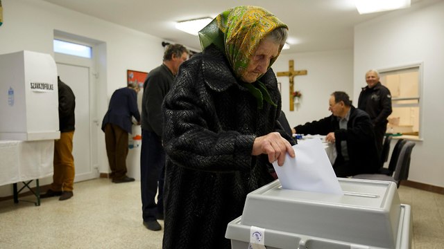 אזרחים מצביעים בבחירות הונגריה לראשות הממשלה (צילום: EPA)