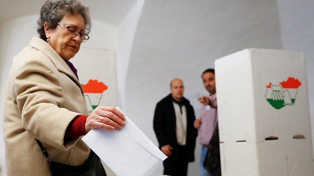 אזרחים מצביעים בבחירות הונגריה לראשות הממשלה (צילום: רויטרס)