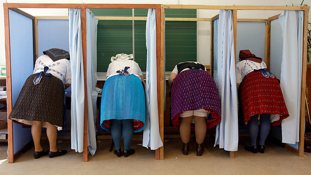 מצביעות בחירות כלליות הונגריה לבוש מסורתי  (צילום: AFP)
