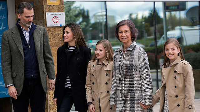 מלך ספרד פליפה המלכה לטיסיה בנותיהם לאונור ו סופיה המלכה האם סופיה (צילום: EPA)