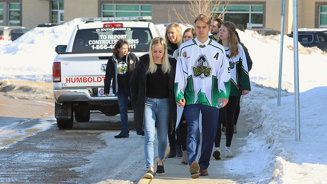 העיר המבולט קנדה אבלה על נבחרת הוקי נערה שנמחקה בתאונת דרכים (צילום: AFP)