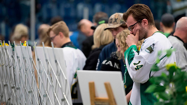 העיר המבולט קנדה אבלה על נבחרת הוקי נערה שנמחקה בתאונת דרכים (צילום: AFP)