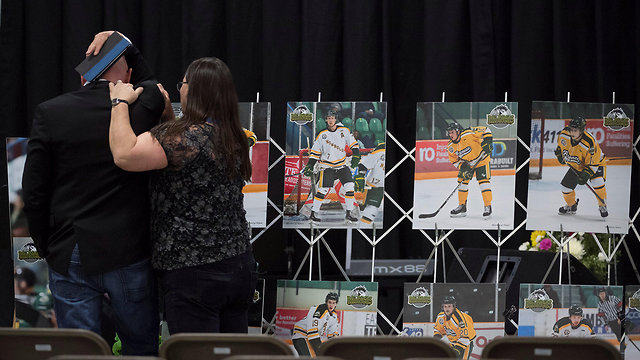 העיר המבולט קנדה אבלה על נבחרת הוקי נערה שנמחקה בתאונת דרכים (צילום: רויטרס)