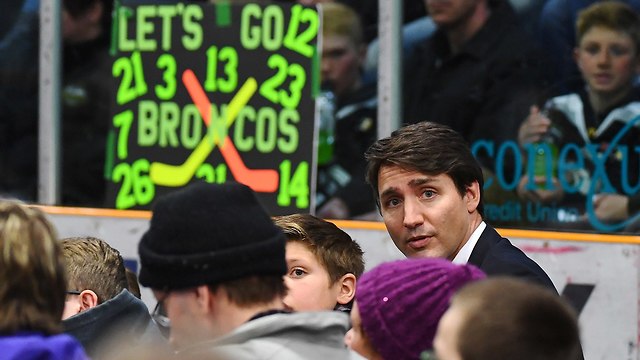 ראש ממשלת קנדה ג'סטין טרודו טקס לזכר נערים נבחרת הוקי קרח מ המבולט נהרגו תאונת דרכים  (צילום: רויטרס)