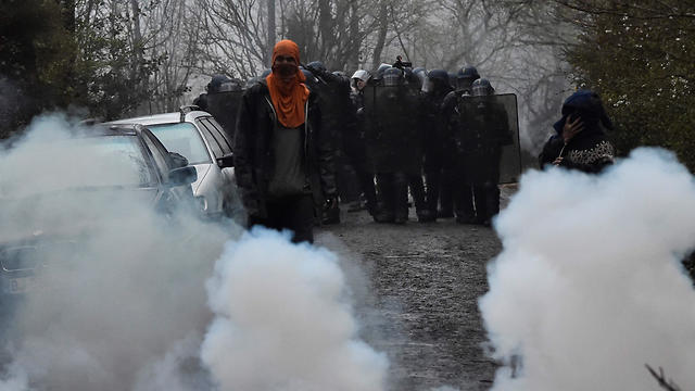 משטרת צרפת מפנה פעילי סביבה פולשים מ שדה תעופה נטוש נוטרה דאם דה לאנד (צילום: AFP)