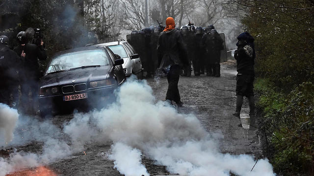 משטרת צרפת מפנה פעילי סביבה פולשים מ שדה תעופה נטוש נוטרה דאם דה לאנד (צילום: AFP)