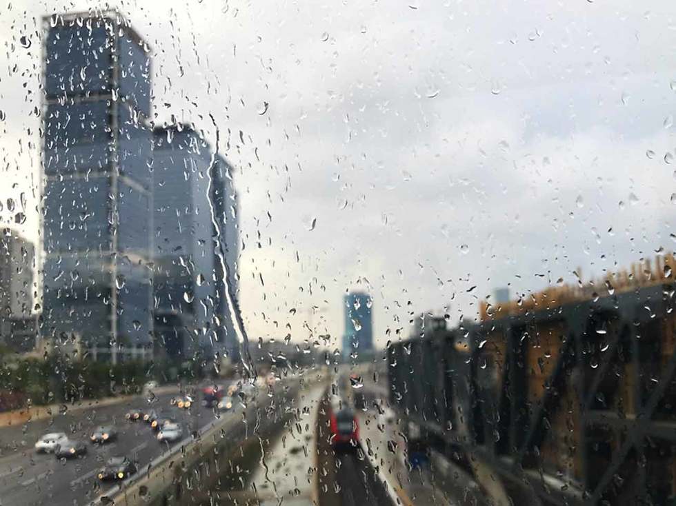 Дождь в Тель-Авиве. Фото: Ниман Шубаш