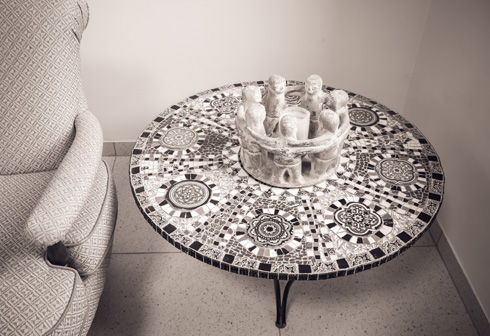שולחן שיצרה בן גיאת (צילום: עינת דקל)