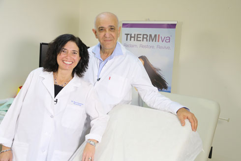ד"ר רובינפור עם ד"ר קסלמן: טיפול באמצעות ThermiVa להצערת הנרתיק והחזרת החיוניות לאזור, ללא ניתוח, ללא הרדמה וללא כאבים (צילום: שמוליק שליש)