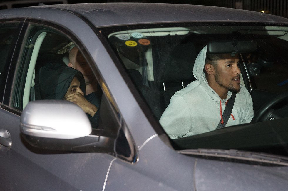גלן רייס ג'וניור עם חנן קולמן במכונית, ביציאה מתחנת המשטרה (צילום: עוז מועלם)