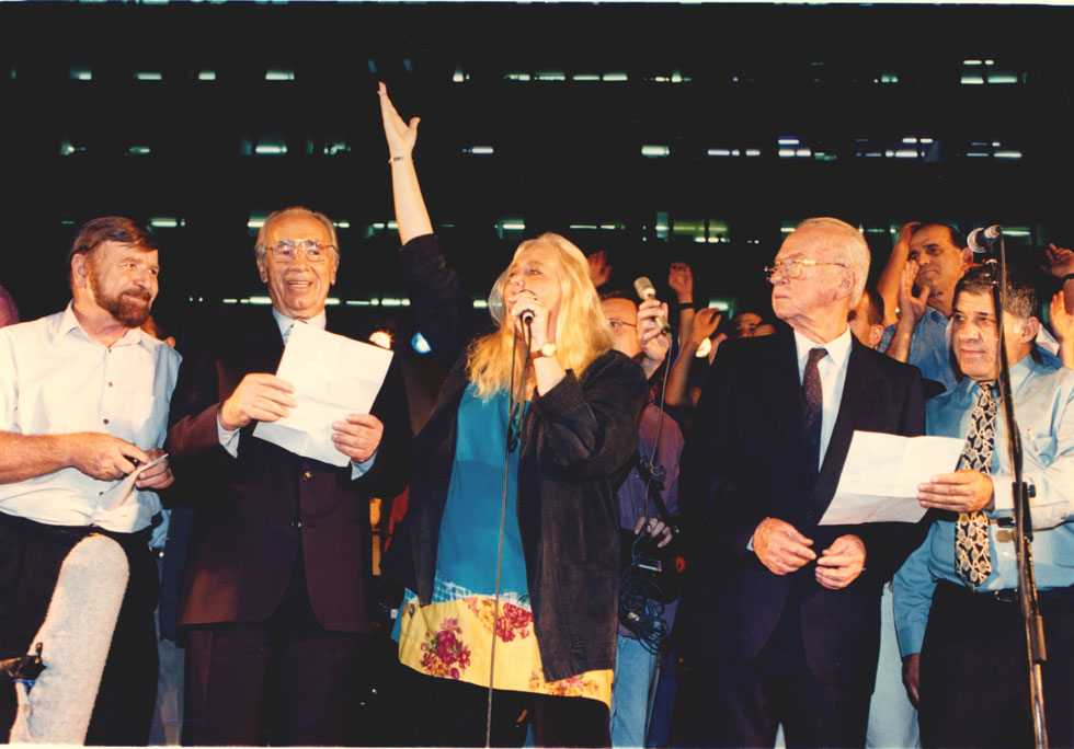 4 בנובמבר 1995: מירי אלוני מבצעת את השיר עם רבין ופרס. "תמיד האמנתי שמרבית העם רוצה בשלום", אמר רבין באותו ערב (צילום: מיכאל קרמר)