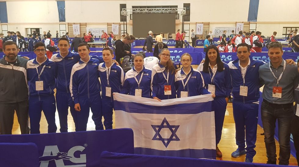 נבחרת התלמידים ונבחרת התלמידות של הריאלי חיפה בטניס שולחן (צילום: פרטי)