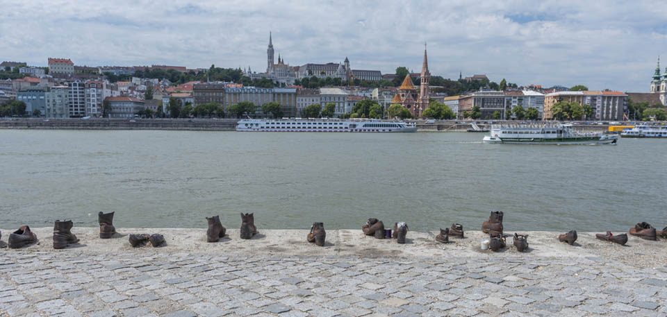 Мемориал в Будапеште в память о погибших евреях Венгрии. Фото Rasul Muslu - Shutterstock 