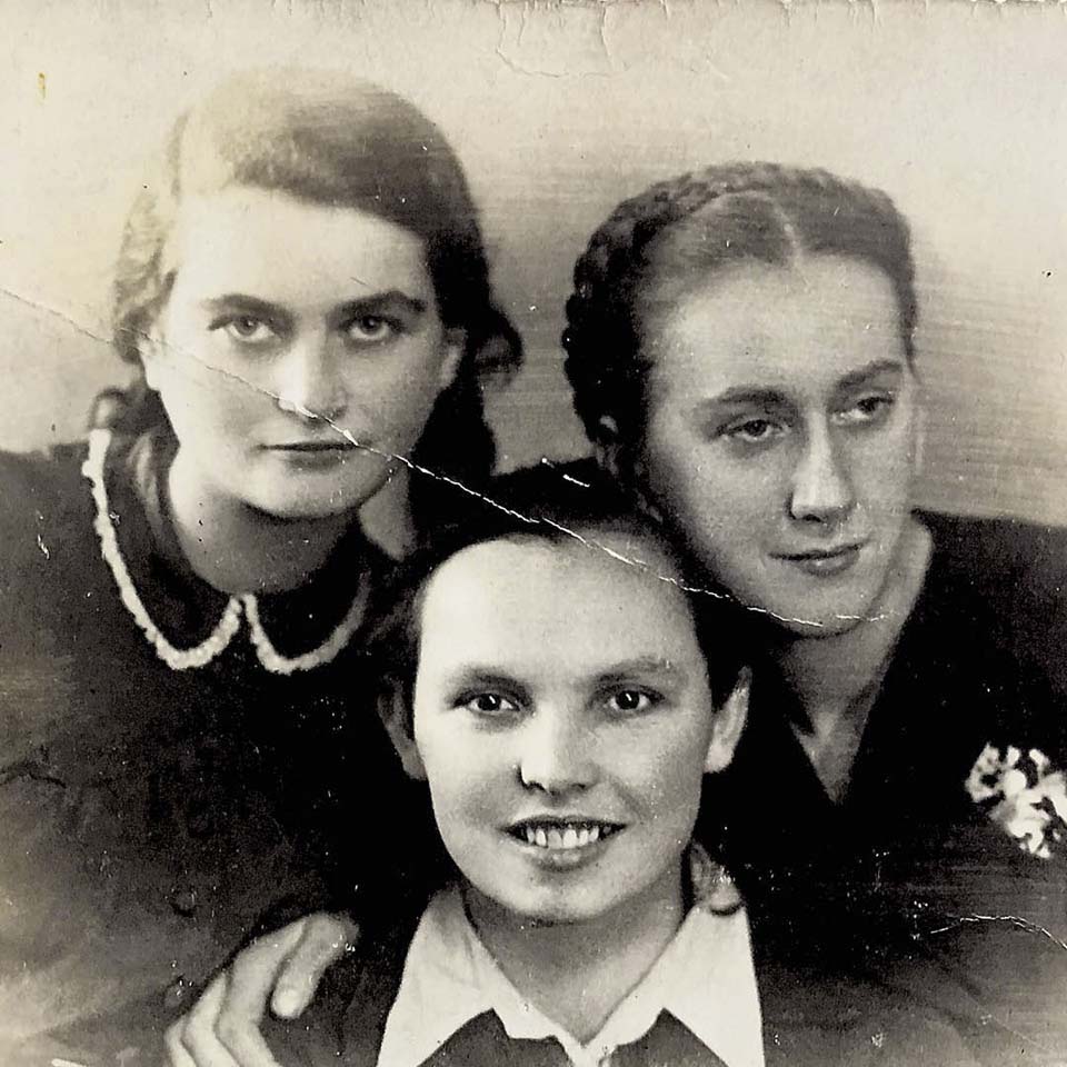 Тама Шнейдерман, Белла Хазан и Лонка Кожибродска. Фото из архива "Яд ва-Шем"