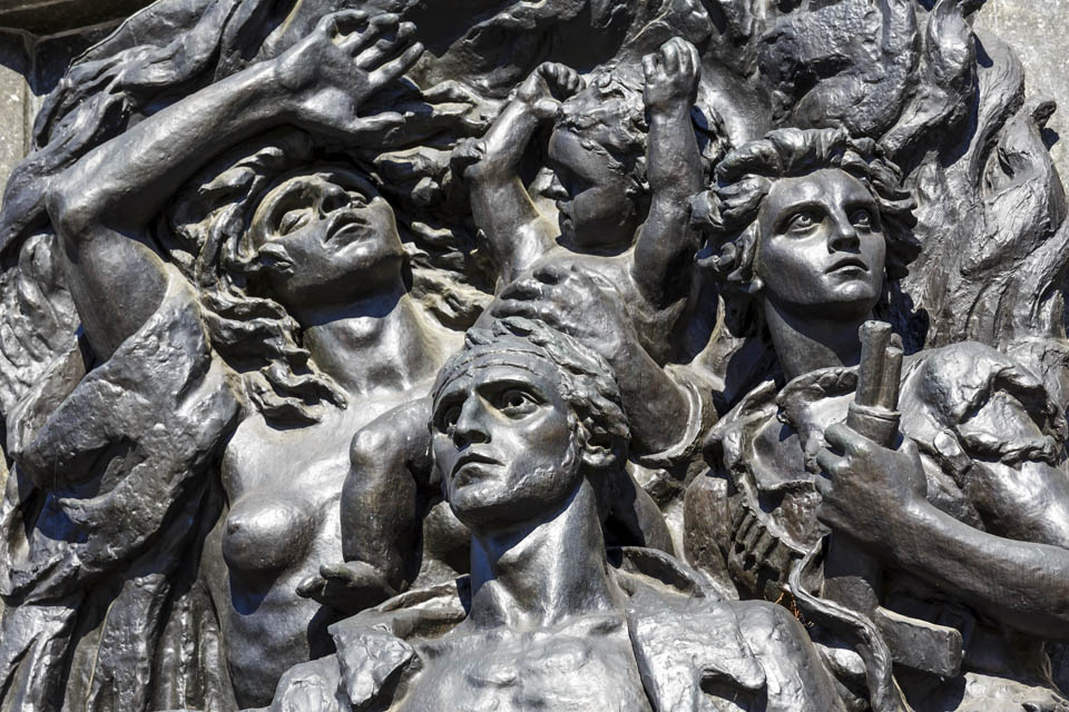 Фрагмент памятника защитникам Варшавского гетто в столице Польши. Фото marecusz Shutterstock