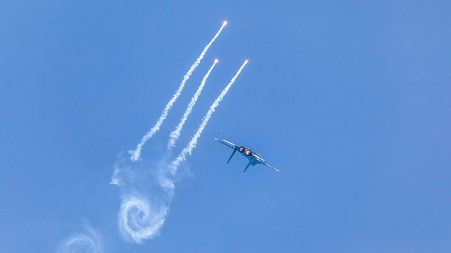 Jet depoying flares (Photo: Orna Maltinsky)