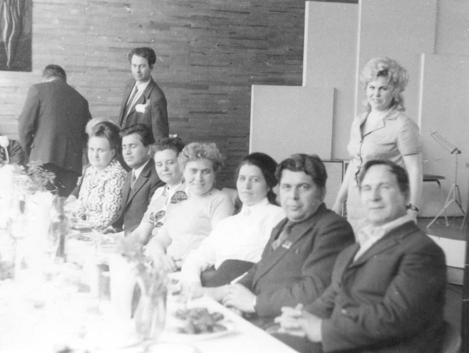 Hадежда Рахович-Нечипуренко - за столом третья справа. М. И. Долженко - за столом первый справа. Фото из личного архива