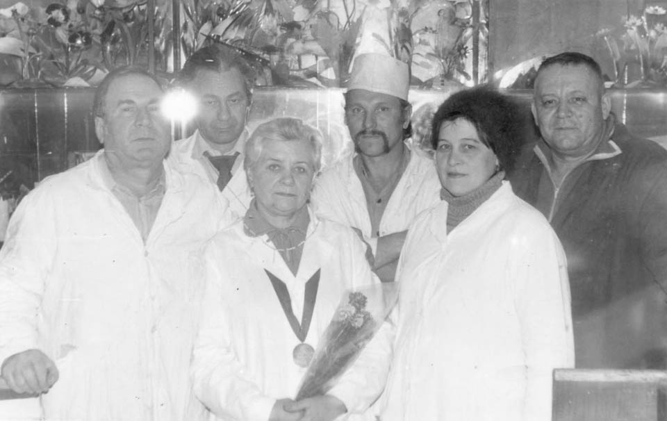 Стоят слева направо - М.И. Долженко, М.Ф. Рахович. Фото из личного архива