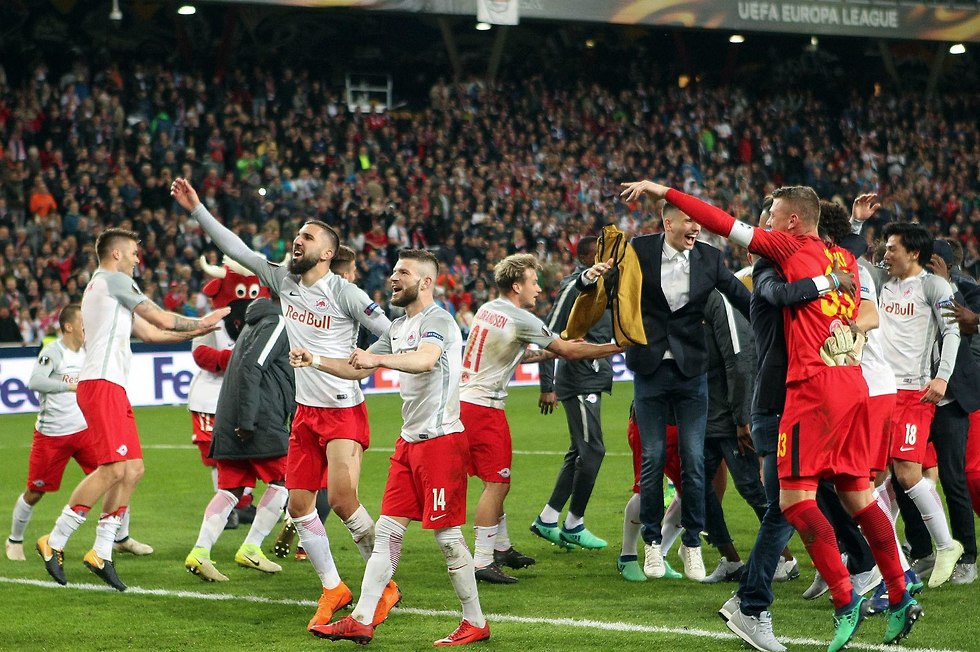 דאבור ושחקני זלצבורג חוגגים את הניצחון הענק (צילום: AFP)