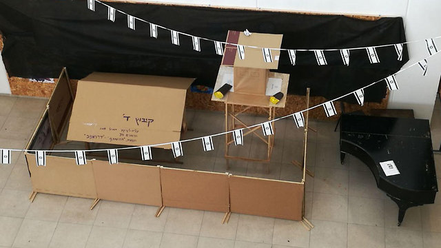 הורים בונים את יישוב 'חומה ומגדל' בבית ספר דרויאנוב בתל אביב ()