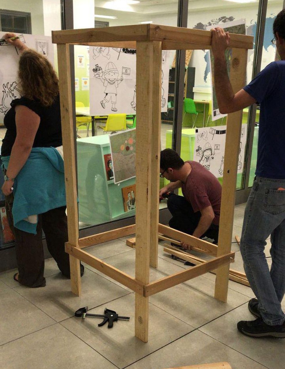 הורים בונים את יישוב 'חומה ומגדל' בבית ספר דרויאנוב בתל אביב ()