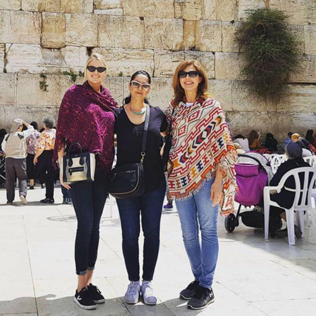 קייט אפטון לבושה בכותל קייט אפטון לבושה בכותל