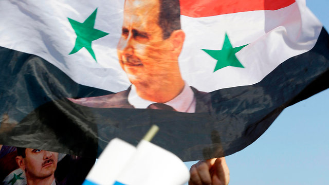 סורים מפגינים ב דמשק אחרי התקיפה ב סוריה (צילום: AFP)
