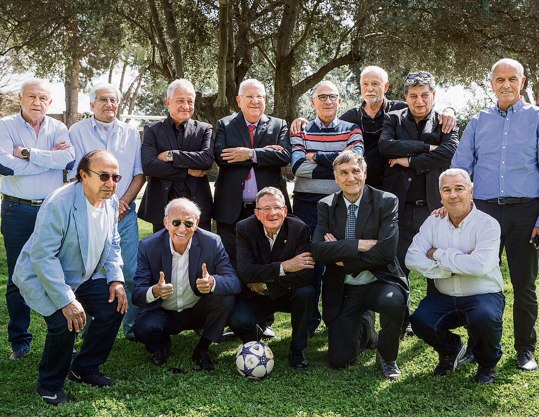 ותיקי מקסיקו היום עם הנשיא. עומדים, מימין לשמאל: ויסוקר, שום, נוסובסקי, שפיגל, ריבלין, פייגנבוים, פרימו, רוזן. יושבים: מיקו בלו, וולך, רוזנטל, שפיגלר, שרגא בר | צילום: אלכס קולומויסקי ותיקי מקסיקו היום עם הנשיא. עומדים, מימין לשמאל: ויסוקר, שום, נוסובסקי, שפיגל, ריבלין, פייגנבוים, פרימו, רוזן. יושבים: מיקו בלו, וולך, רוזנטל, שפיגלר, שרגא בר | צילום: אלכס קולומויסקי