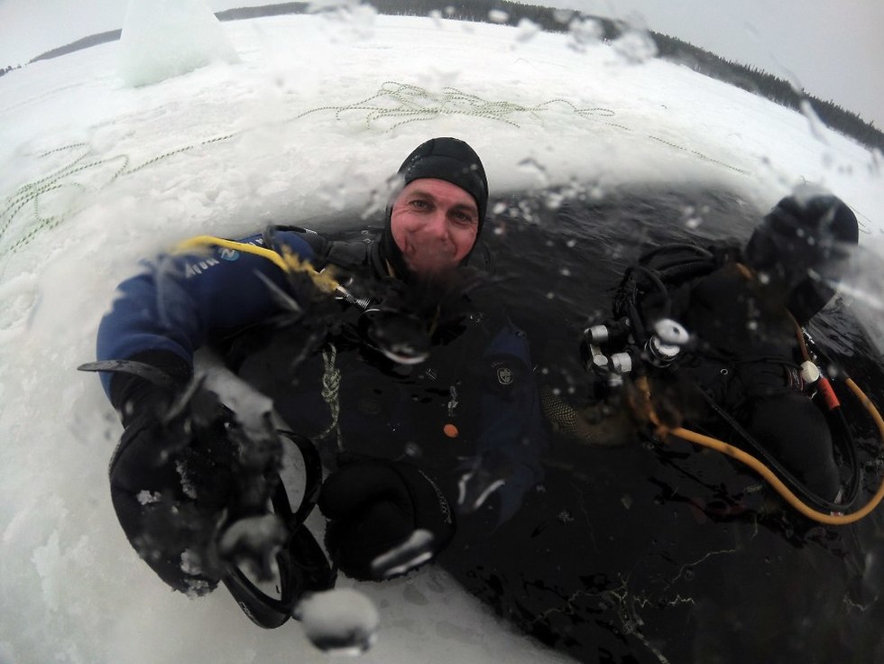 צלילה מתחת לקרח (צילום: דור ואדאס )