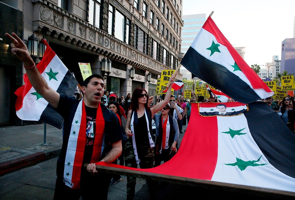 סורים אמריקנים מפגינים בלוס אנג'לס נגד התקיפה בסוריה (צילום: AP)