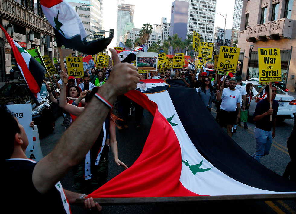 סורים אמריקנים מפגינים בלוס אנג'לס נגד התקיפה בסוריה (צילום: AP)