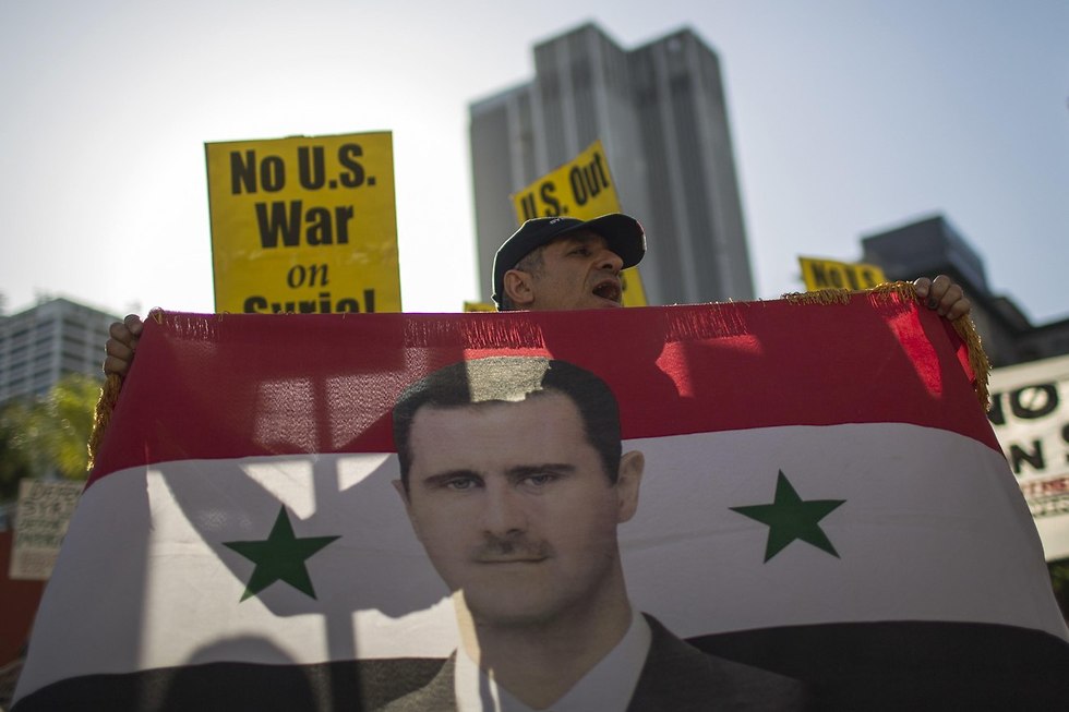סורים אמריקנים מפגינים בלוס אנג'לס נגד התקיפה בסוריה (צילום: AFP)