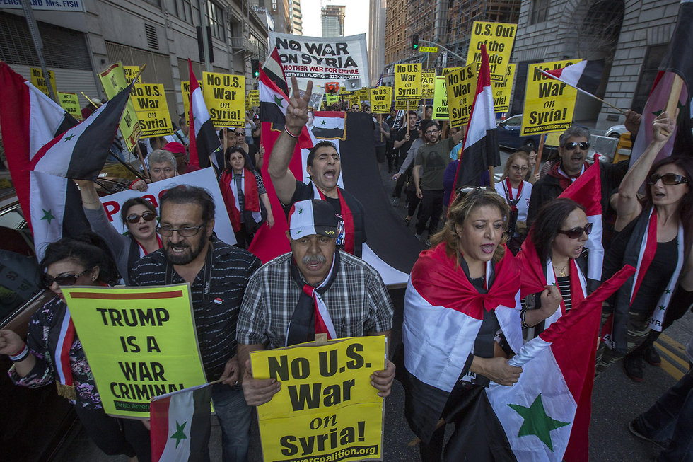 סורים אמריקנים מפגינים בלוס אנג'לס נגד התקיפה בסוריה (צילום: AFP)