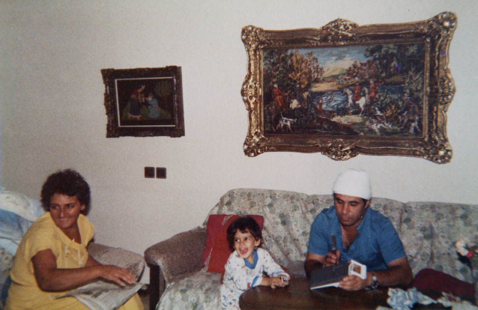 תמונת ילדות, עם הוריה. "גדלתי בכפר סבא, והניגוד בין הסביבה לבין בית הוריי, עם כל הסממנים הפרסיים שבו, היה גדול" (צילום רפרודוקציה: צביקה טישלר)