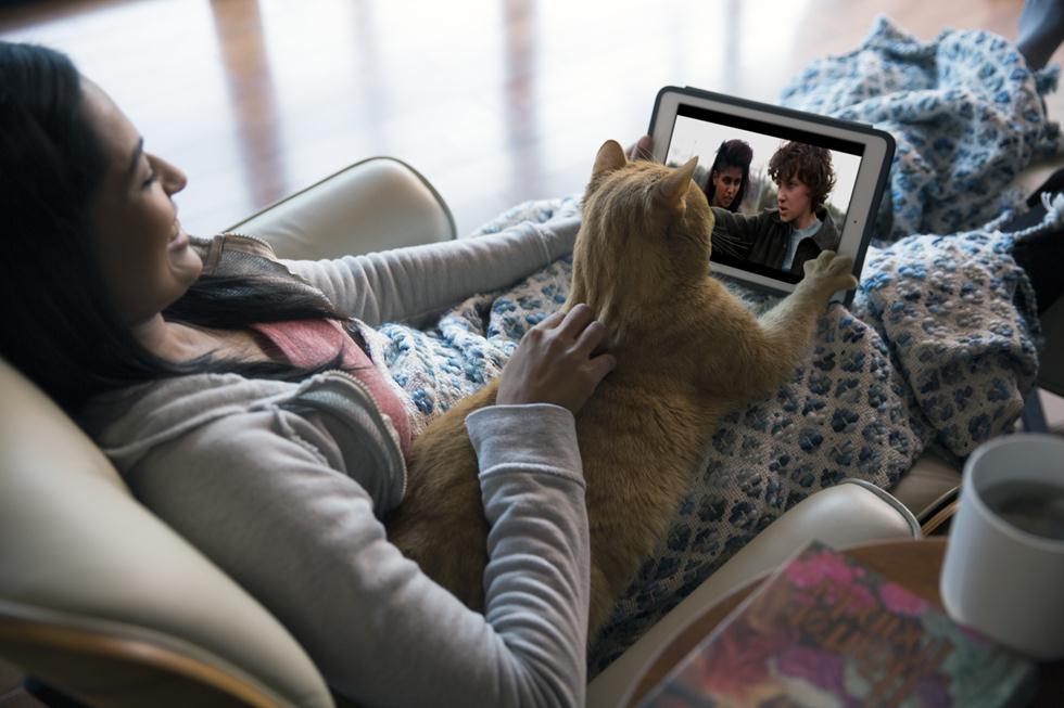 צופים עם כלב בטלוויזיה (צילום: נטפליקס)