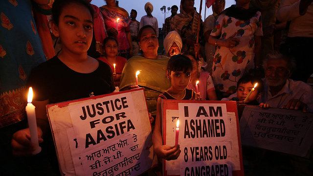 הודו הפגנות מחאה אונס נשים ילדה בת 8 (צילום: EPA)