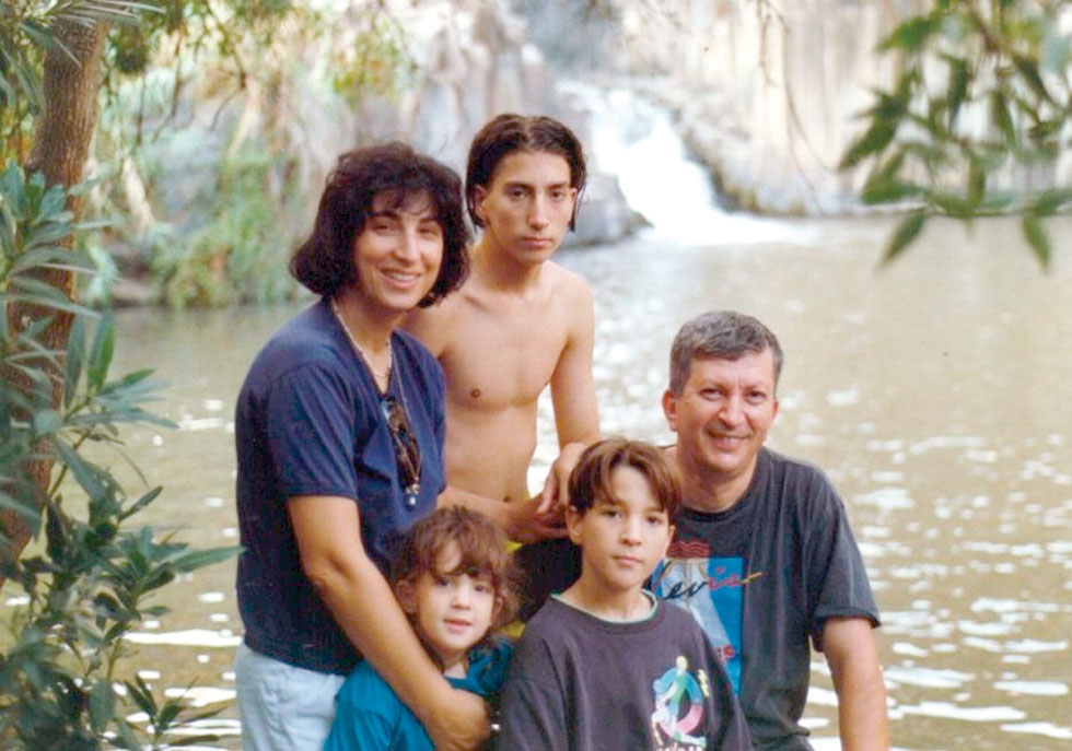 מימין: מיטל, ברק ועמיחי עם ההורים, חיים ואריאלה (צילום: אלבום פרטי)