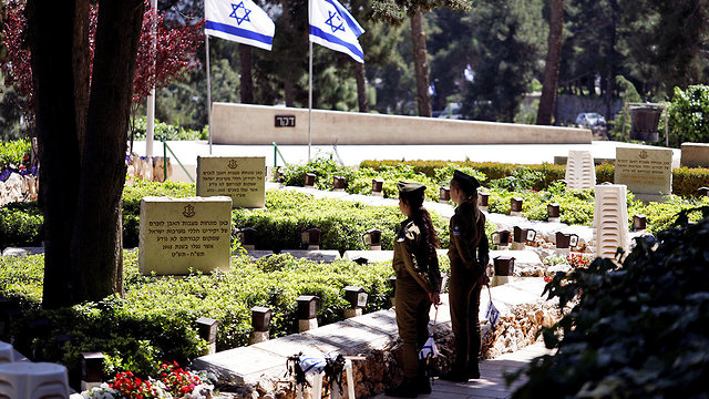 הכנות לטקס יום הזיכרון בהר הרצל ירושלים (צילום: רויטרס)