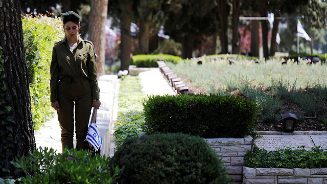 הכנות לטקס יום הזיכרון בהר הרצל ירושלים (צילום: רויטרס)