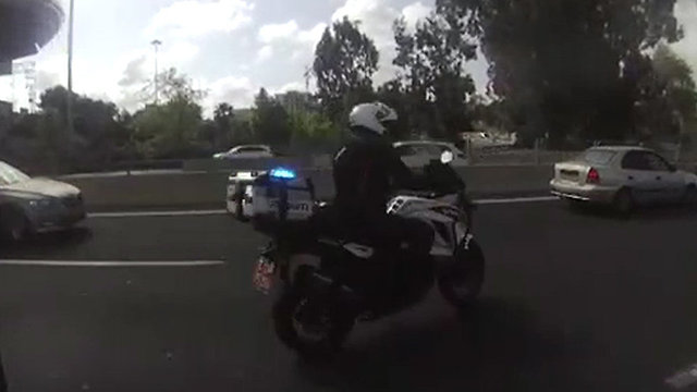 מרדף משטרה אחרי רוכב האופנוע (צילום: דוברות המשטרה)
