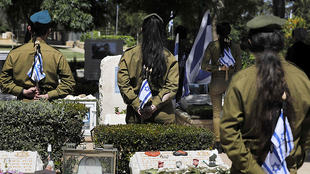 הכנות לטקס יום הזיכרון בהר הרצל ירושלים (צילום: AFP)