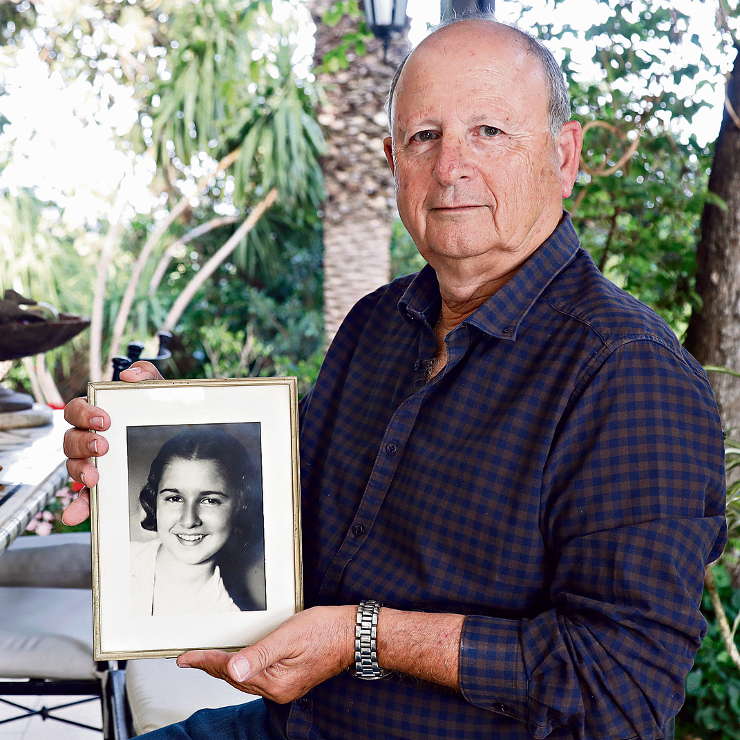 Colonel (res.) Danny Ben Ari holds a picture of his late mother (Photo: Shaul Golan)