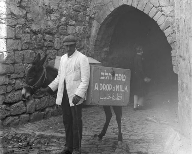 חלוקת חלב בירושלים, 1927 (צילום: ארכיון נשות הדסה)