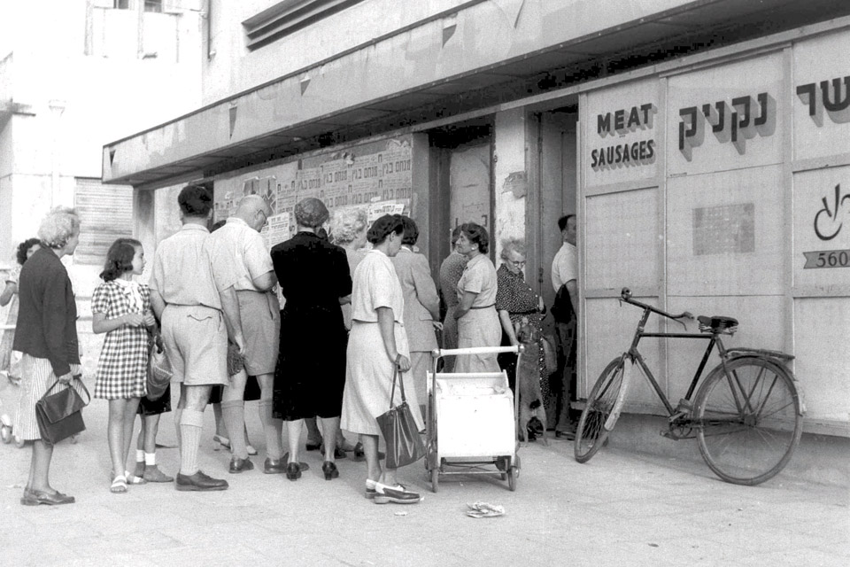 1951 год. Жизнь по карточкам. Очередь в мясную лавку в Тель-Авиве. Фото "Едиот ахронот"