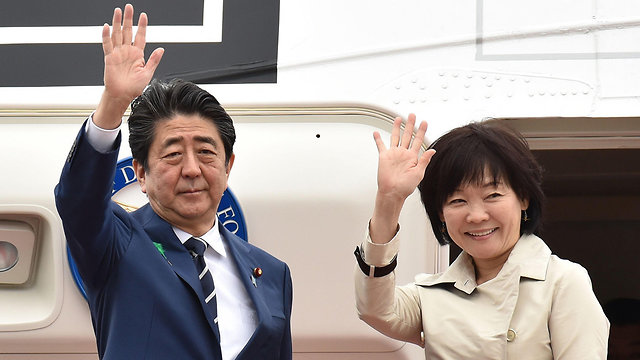 ראש ממשלת יפן שינזו אבה עם אשתו אקיה מטוס טוקיו לפני טיסה ל ארה