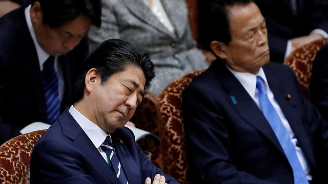 ראש ממשלת יפן שינזו אבה לצד שר הכלכלה טארו אסו בית עליון פרלמנט (צילום: רויטרס)